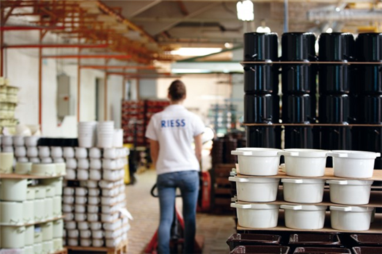 Magazijn van Riess met emaille producten