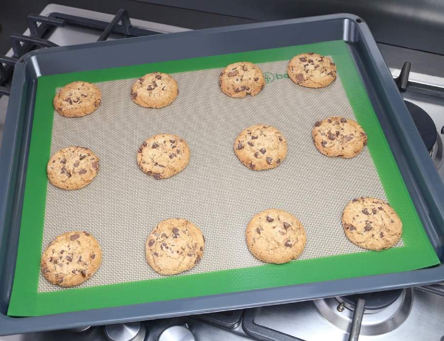 siliconen bakmat met koekjes erop