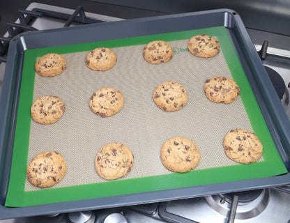 siliconen bakmat met koekjes erop
